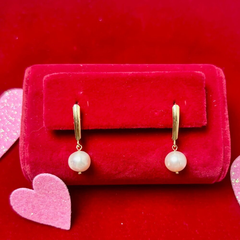 White cultured Pearl 5mm Lever style 14kyellow gold drop earring.